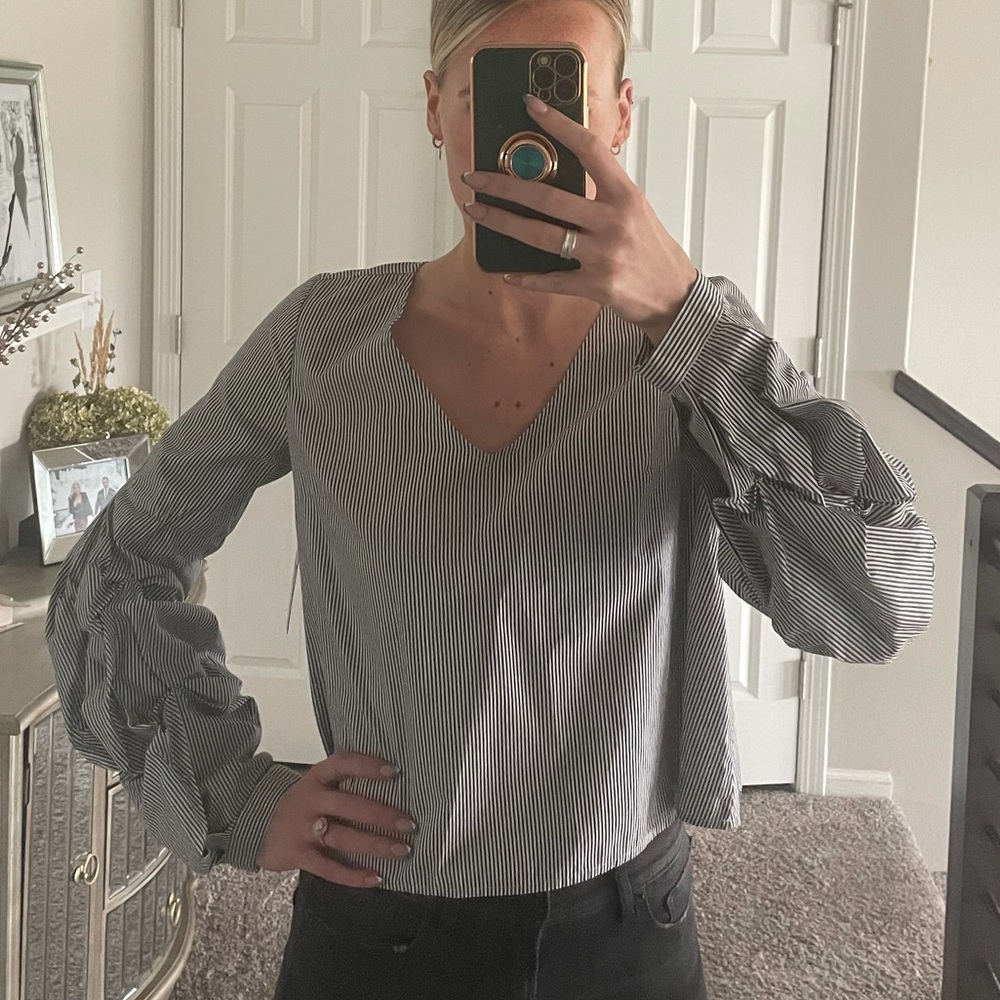 3 for $15 🍓 Striped structured sleeve top
